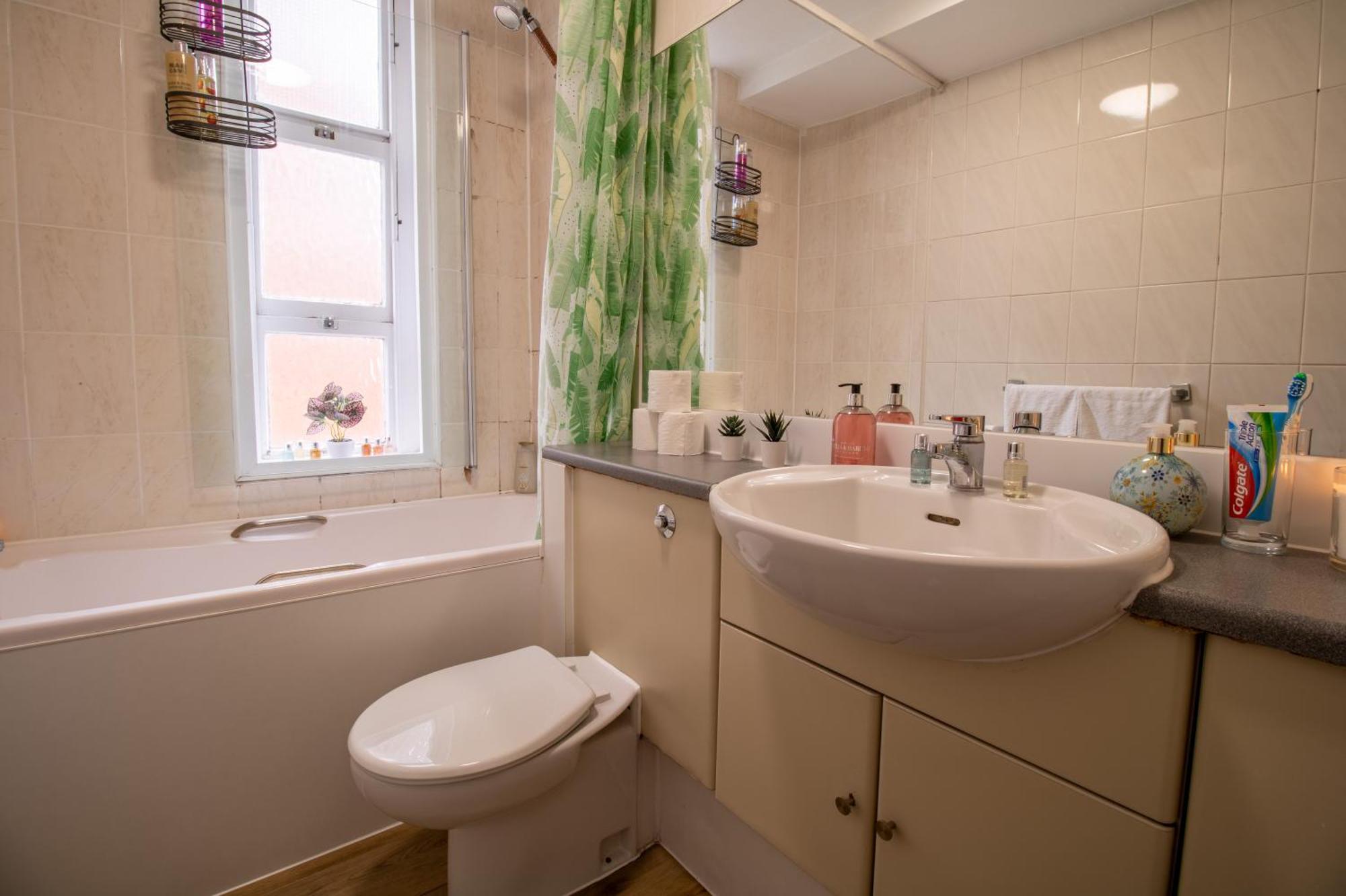 Cosy 2-Bedroom Apartment In Mayfair 8Cb - 4Th Floor No Elevator Лондон Екстериор снимка