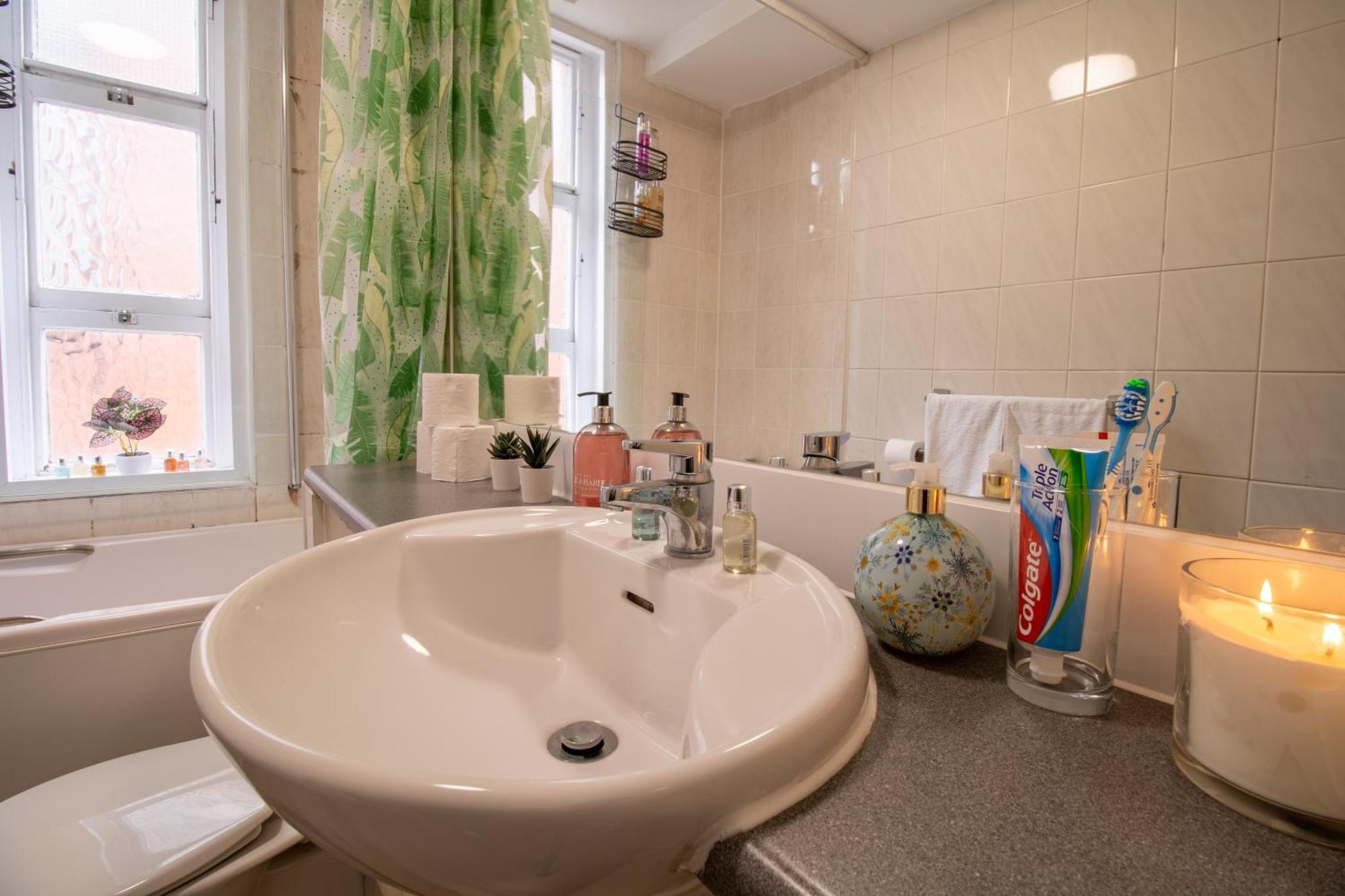 Cosy 2-Bedroom Apartment In Mayfair 8Cb - 4Th Floor No Elevator Лондон Екстериор снимка