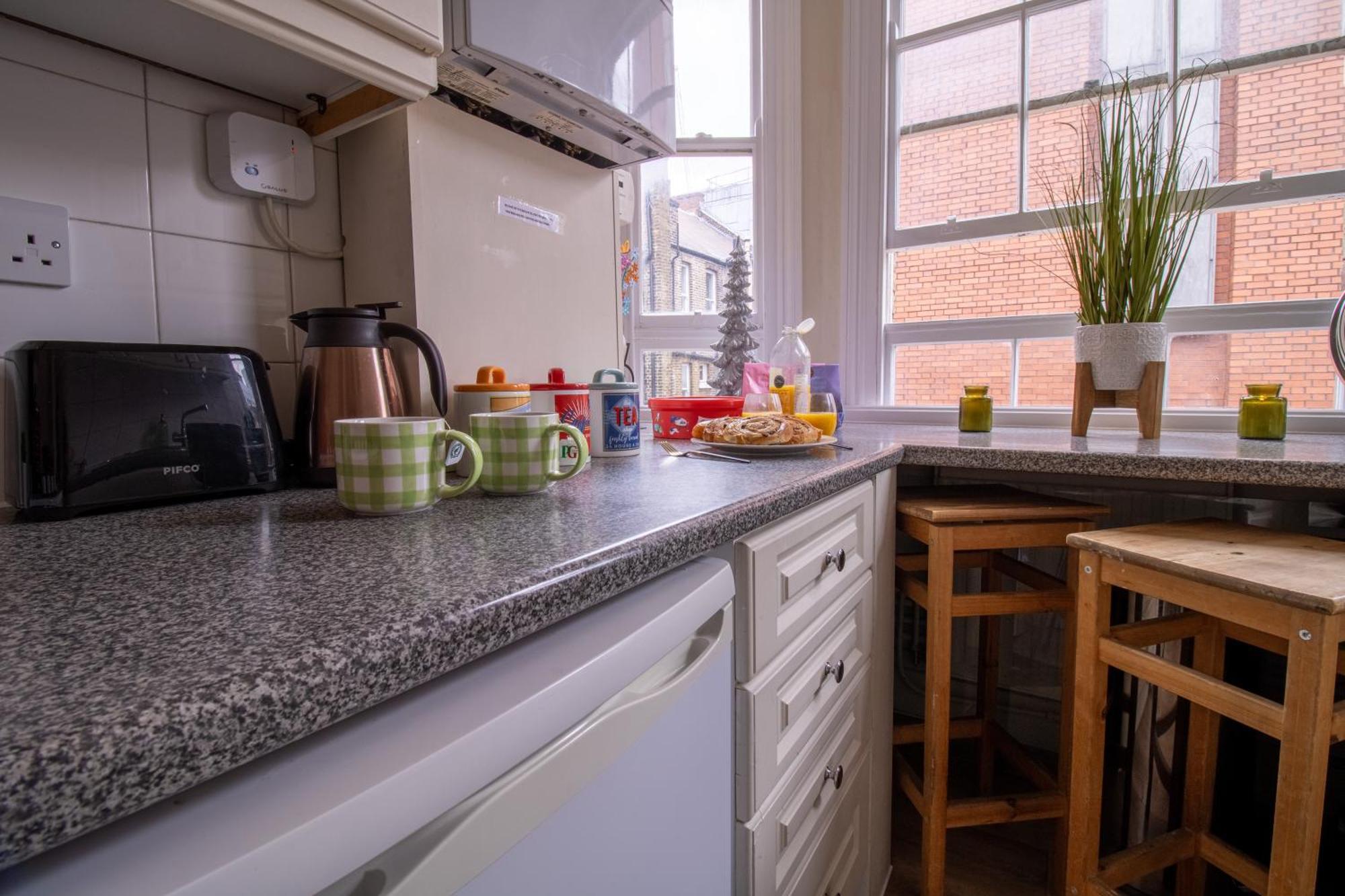 Cosy 2-Bedroom Apartment In Mayfair 8Cb - 4Th Floor No Elevator Лондон Екстериор снимка