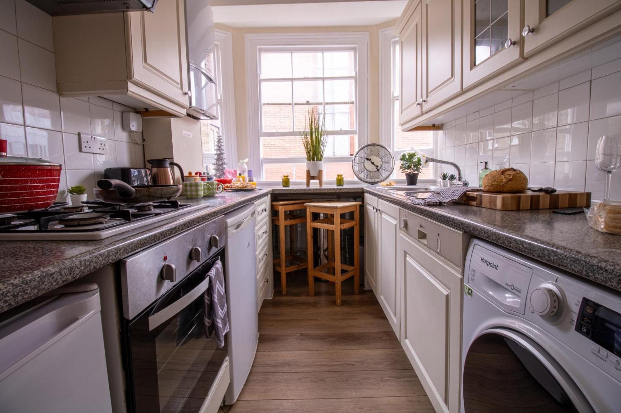 Cosy 2-Bedroom Apartment In Mayfair 8Cb - 4Th Floor No Elevator Лондон Екстериор снимка