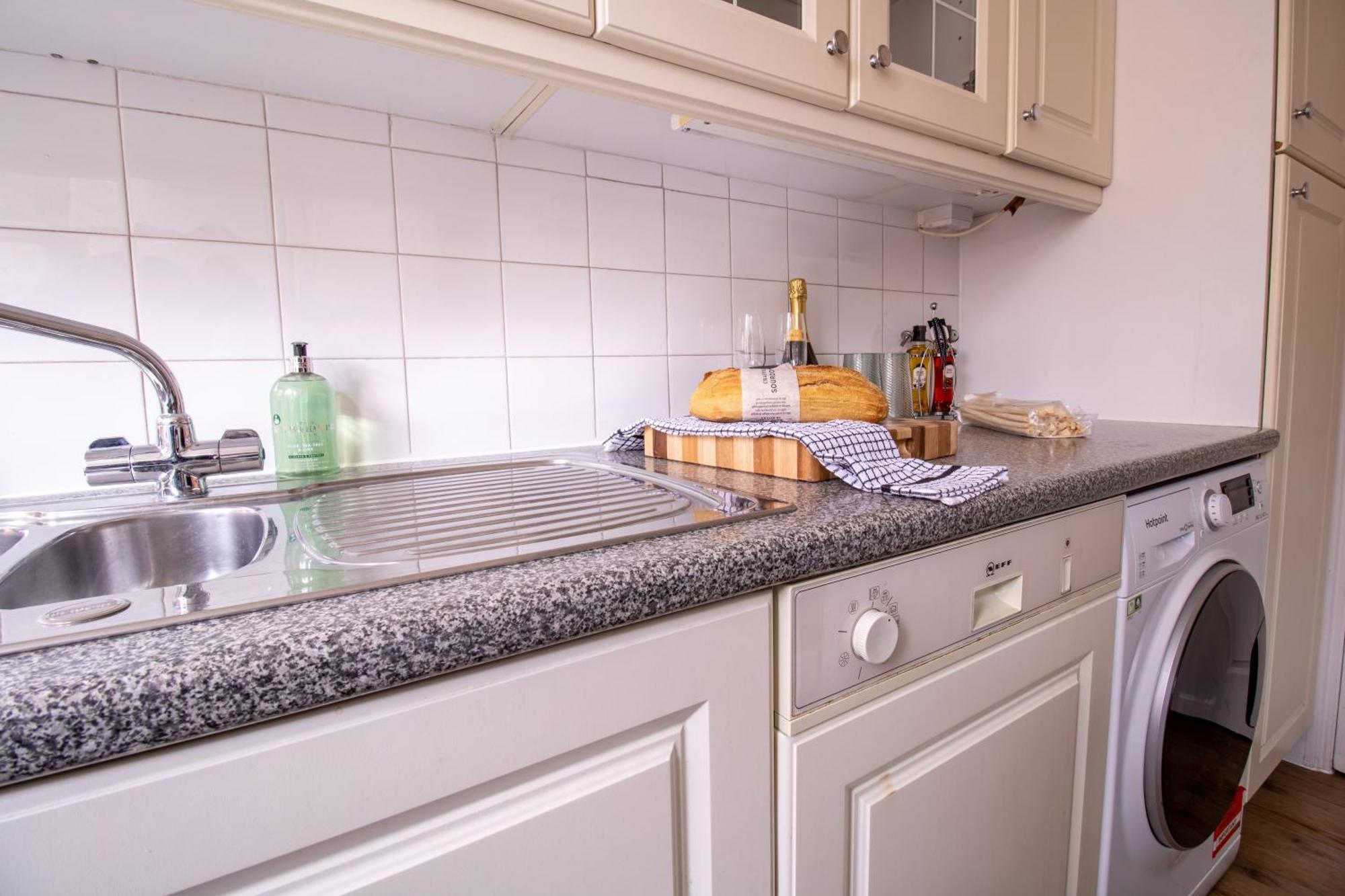 Cosy 2-Bedroom Apartment In Mayfair 8Cb - 4Th Floor No Elevator Лондон Екстериор снимка
