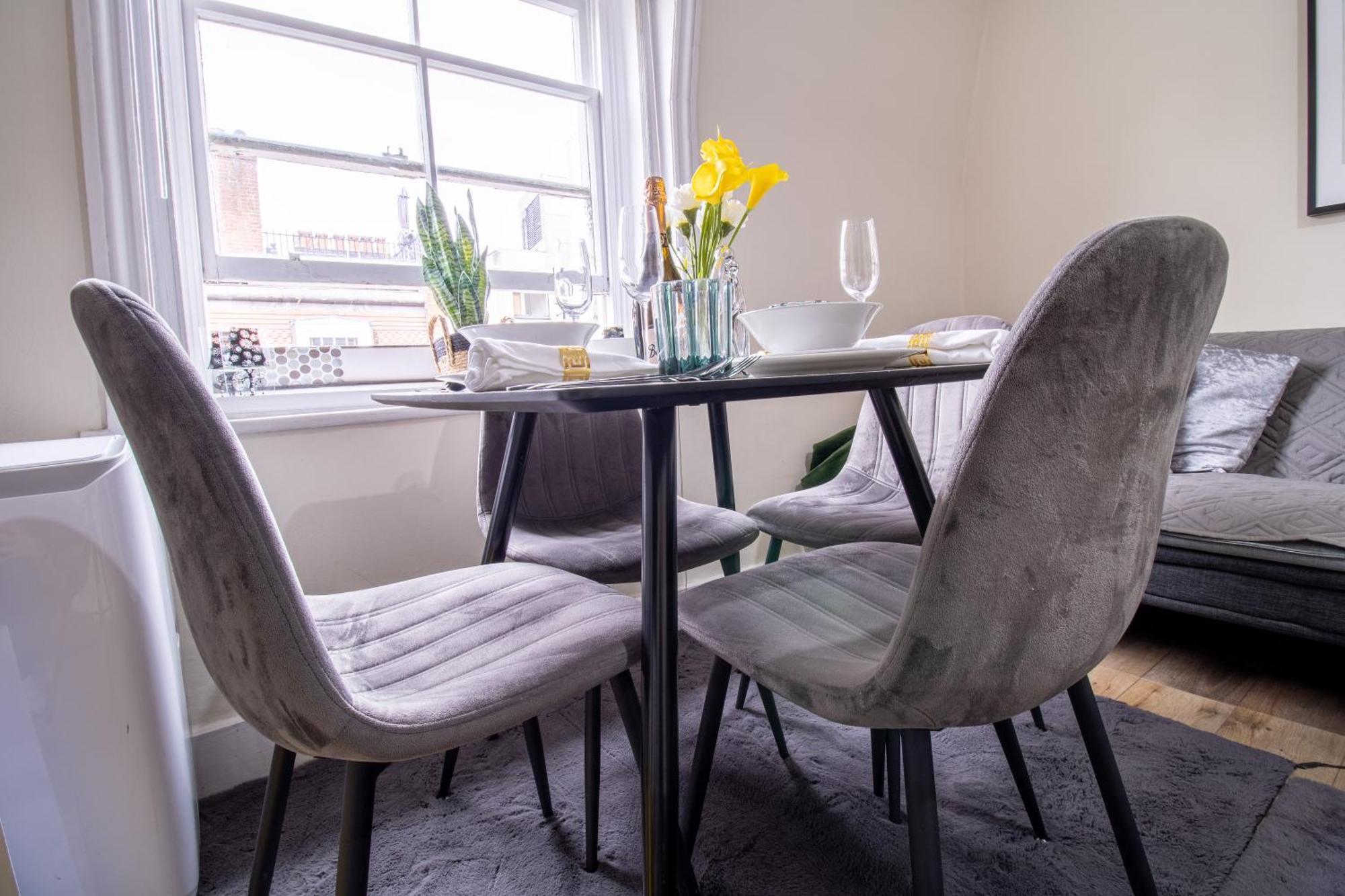 Cosy 2-Bedroom Apartment In Mayfair 8Cb - 4Th Floor No Elevator Лондон Екстериор снимка