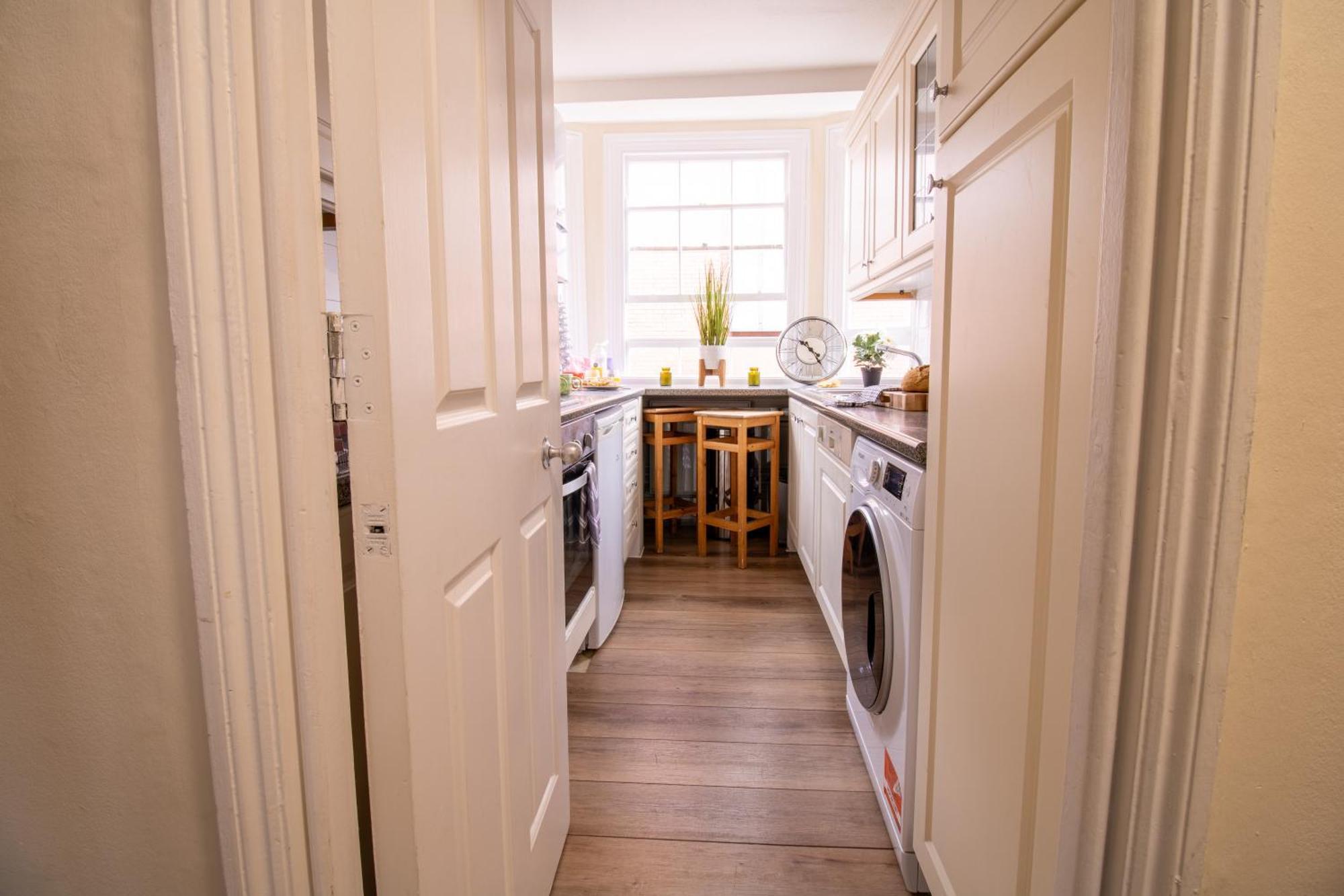 Cosy 2-Bedroom Apartment In Mayfair 8Cb - 4Th Floor No Elevator Лондон Екстериор снимка