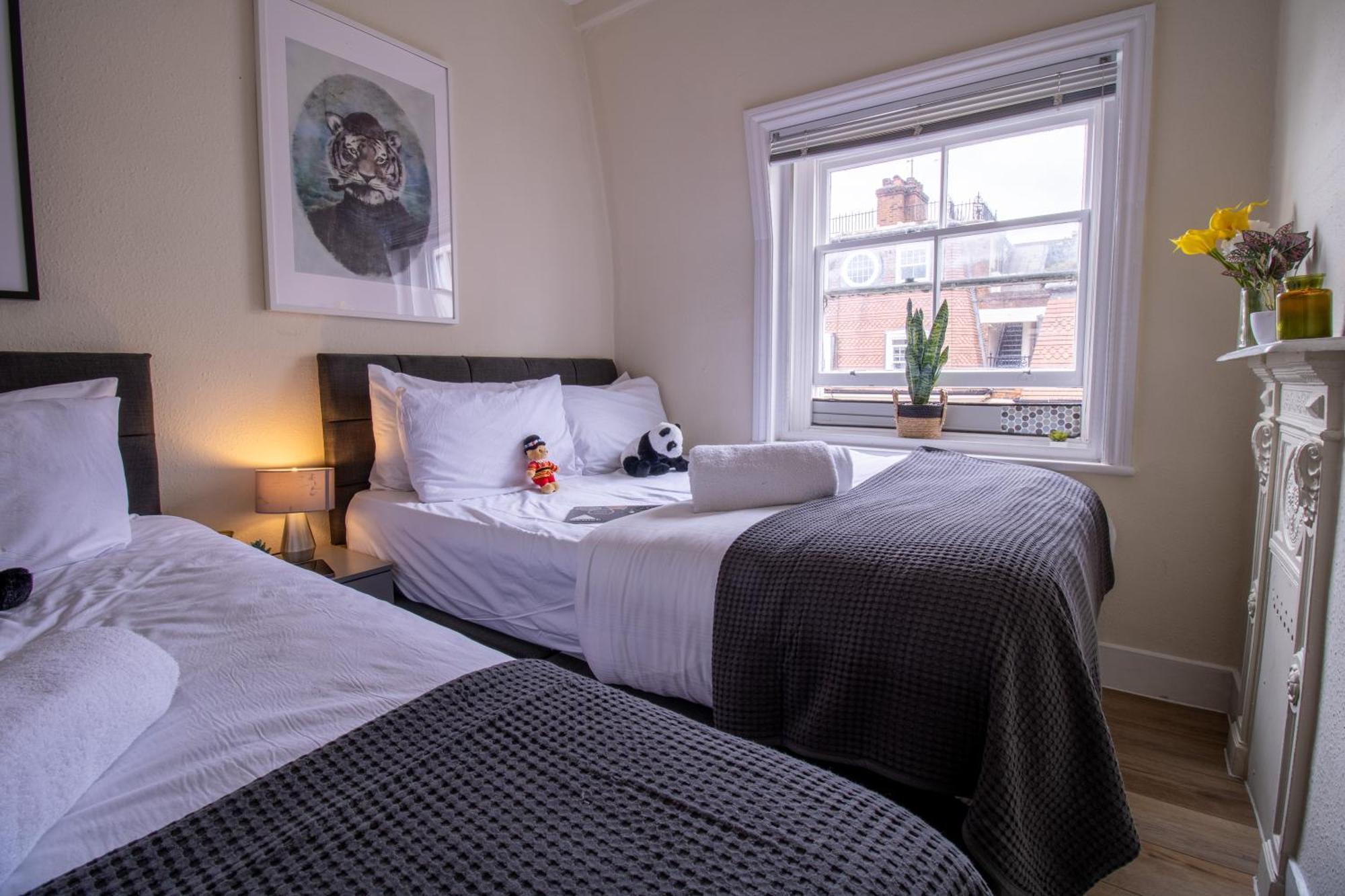 Cosy 2-Bedroom Apartment In Mayfair 8Cb - 4Th Floor No Elevator Лондон Екстериор снимка