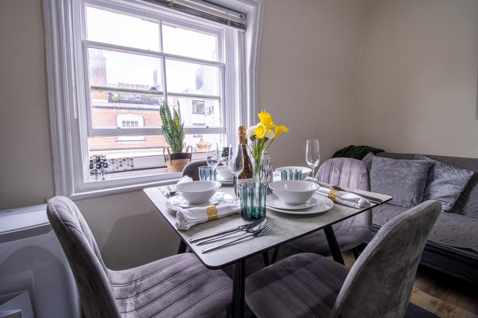 Cosy 2-Bedroom Apartment In Mayfair 8Cb - 4Th Floor No Elevator Лондон Екстериор снимка